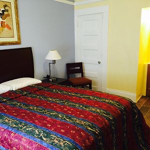 Standard Queen Room Private bathroom